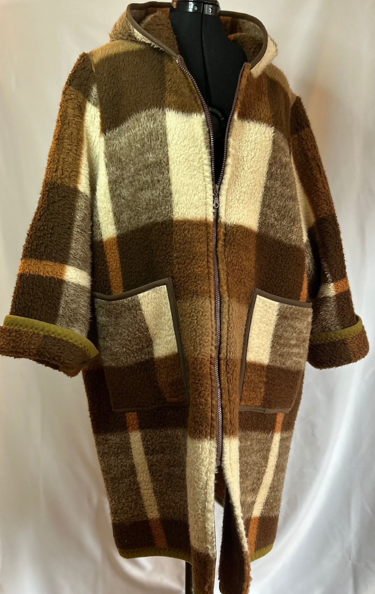 Upcycled Vintage Blanket Coat – One-of-a-Kind Brown Hooded Jacket with Zipper Closure & Deep Pockets
