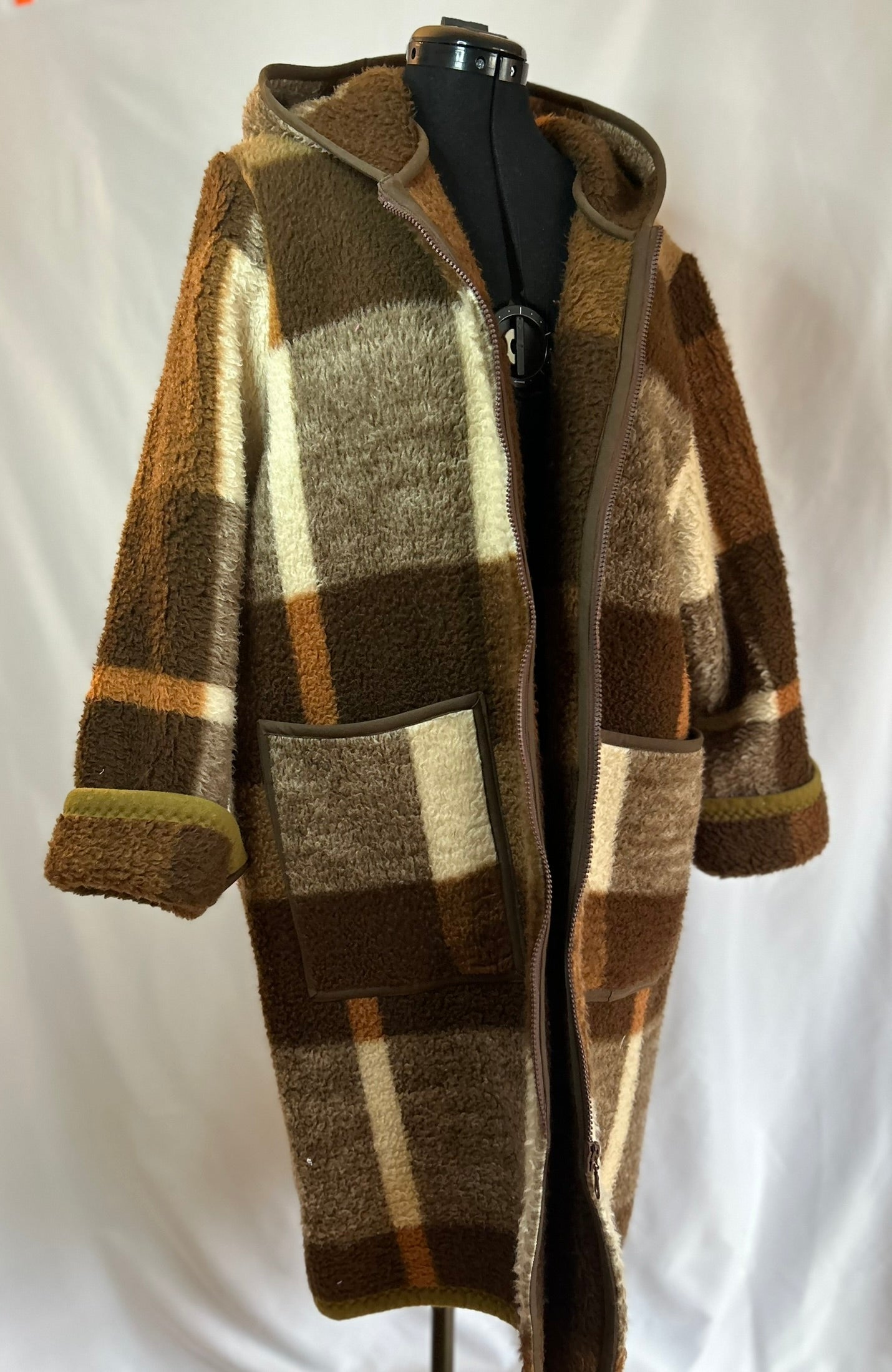 Upcycled Vintage Blanket Coat – One-of-a-Kind Brown Hooded Jacket with Zipper Closure & Deep Pockets
